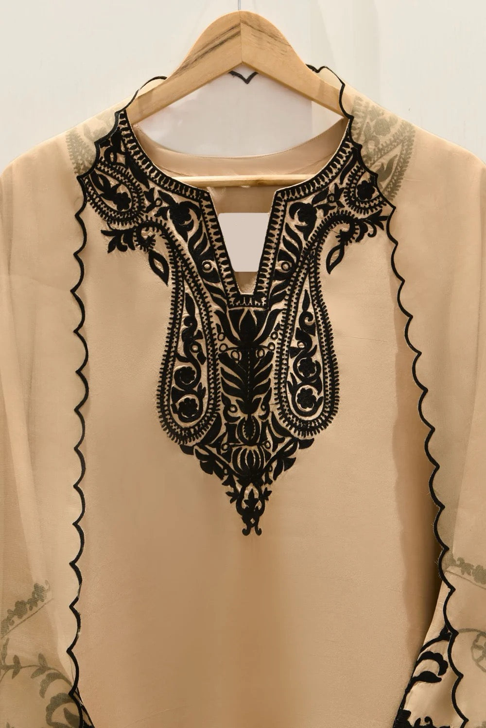 "Enchanting Elegance: Pure Silk 80 Grams Pakistani Suits Adorned with Exquisite Parsi Embroidery MS0021