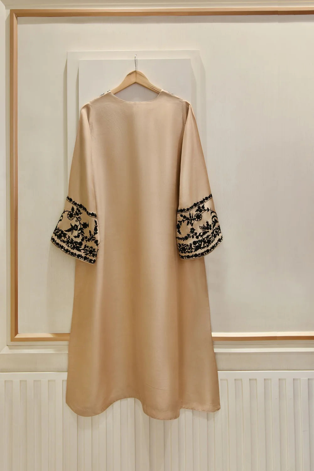 "Enchanting Elegance: Pure Silk 80 Grams Pakistani Suits Adorned with Exquisite Parsi Embroidery MS0021