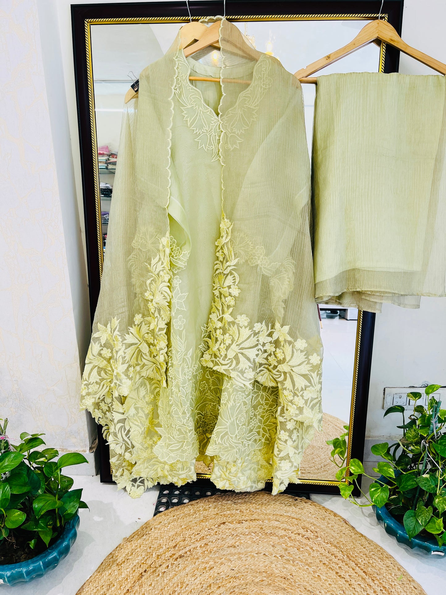 Sheer Luxury Ready to Wear Pakistani Suit SLP0022