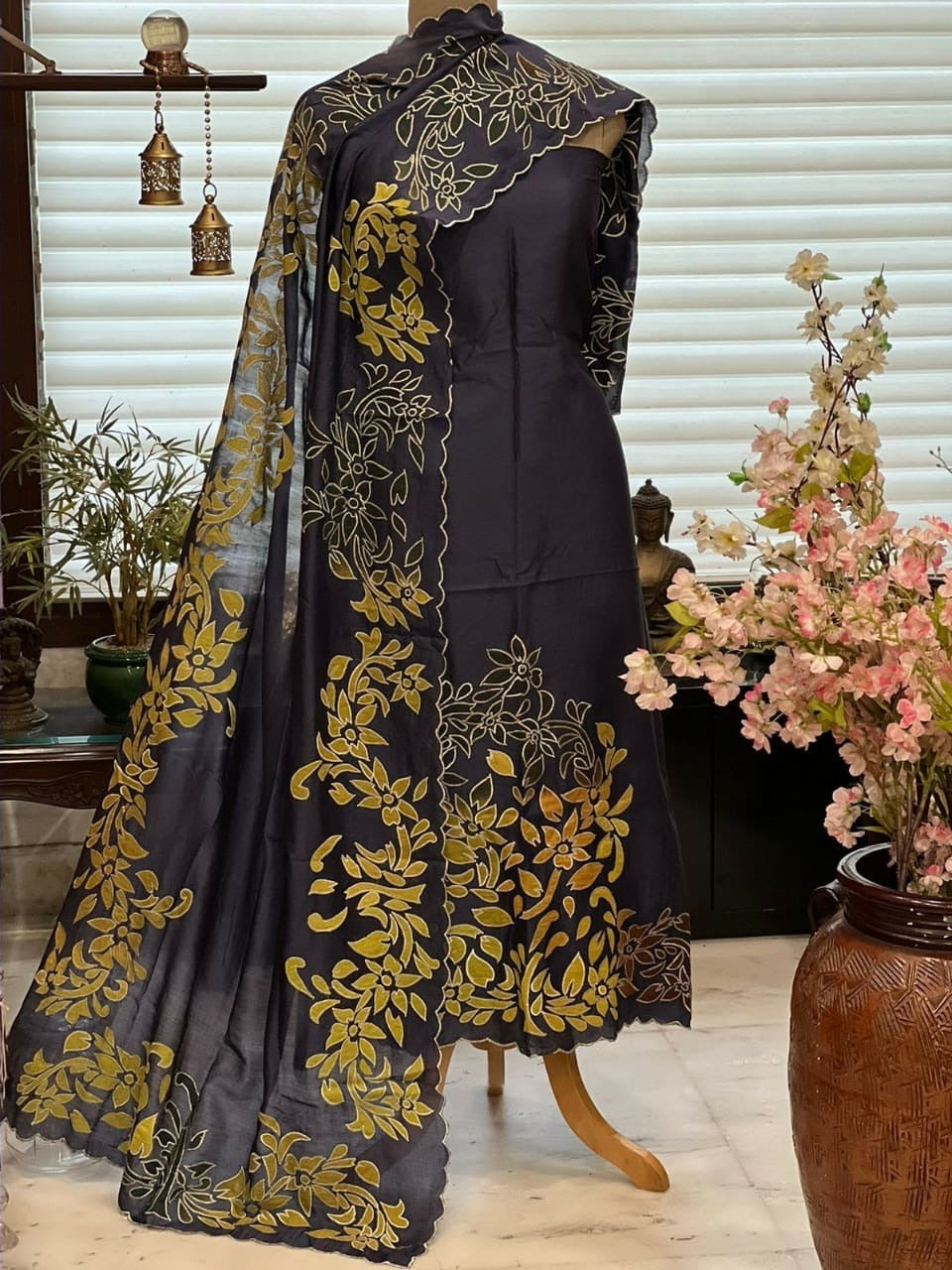 ATHARVA Hand Applique /Cutwork Embroidery Salwar Kameez/pure Chanderi Silk Shirt & Dupatta/Santoon Bottom/Custom Stitch Unstitch/Plazo/Pant/ CUT8069TBG Black and Gold