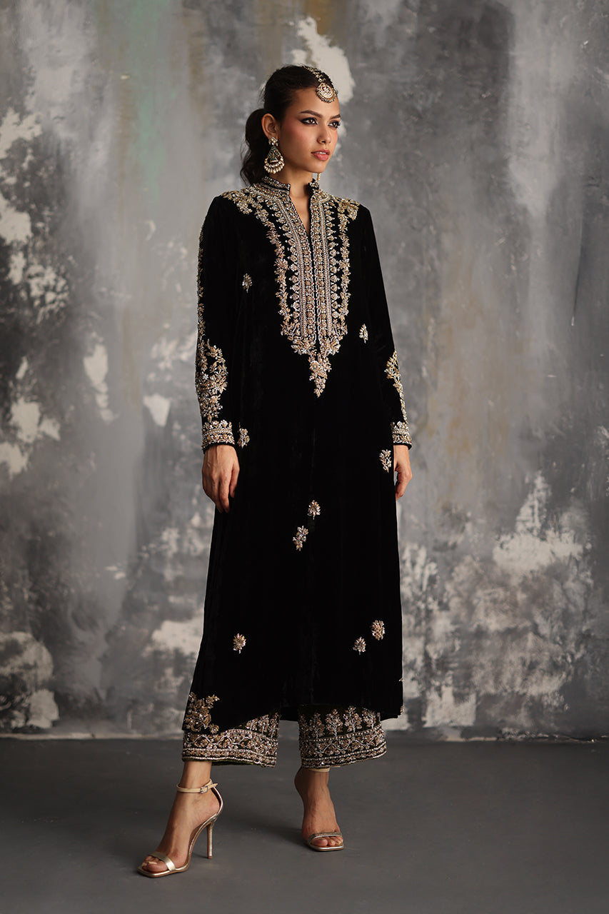 Atharva Heritage Regal Velvet Bloom: A Tapestry of Zardozi Elegance” SVHZ2398