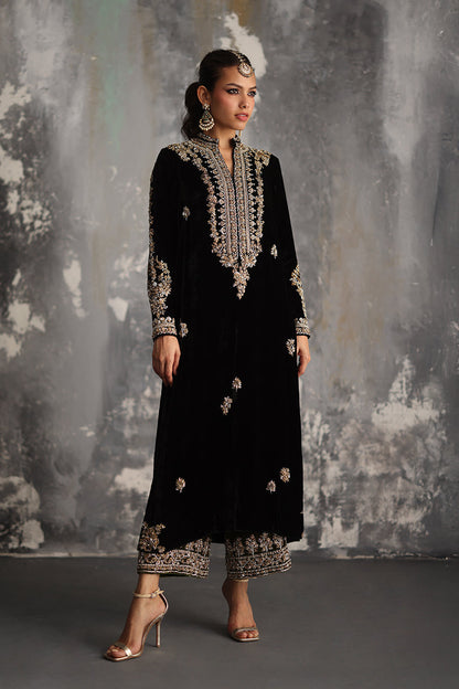 Atharva Heritage Regal Velvet Bloom: A Tapestry of Zardozi Elegance” SVHZ2398