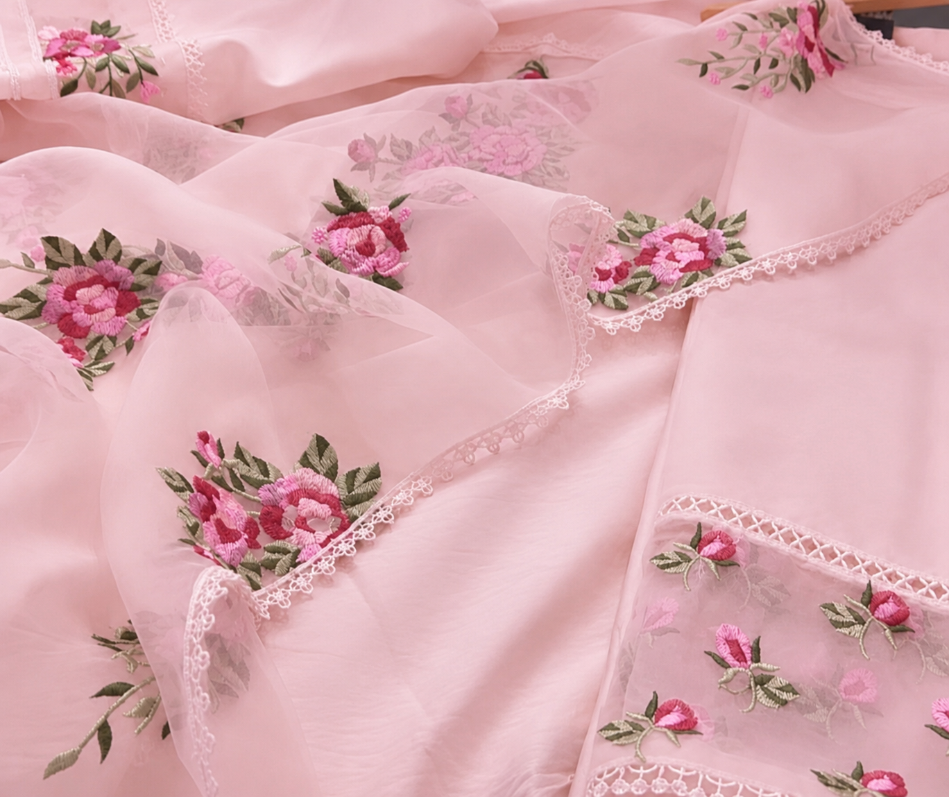 Atharva Heritage White Hand-Embroidered Pure Chanderi Silk Pakistani Suit with Organza Dupatta & Cross-Stitch Detailing CHO0010