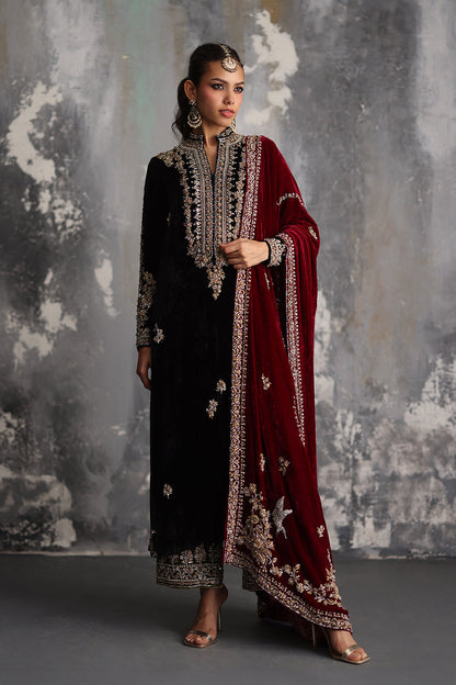Atharva Heritage Regal Velvet Bloom: A Tapestry of Zardozi Elegance” SVHZ2398