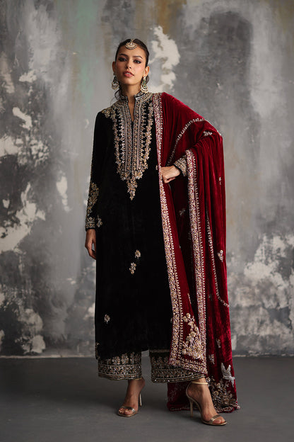 Atharva Heritage Regal Velvet Bloom: A Tapestry of Zardozi Elegance” SVHZ2398