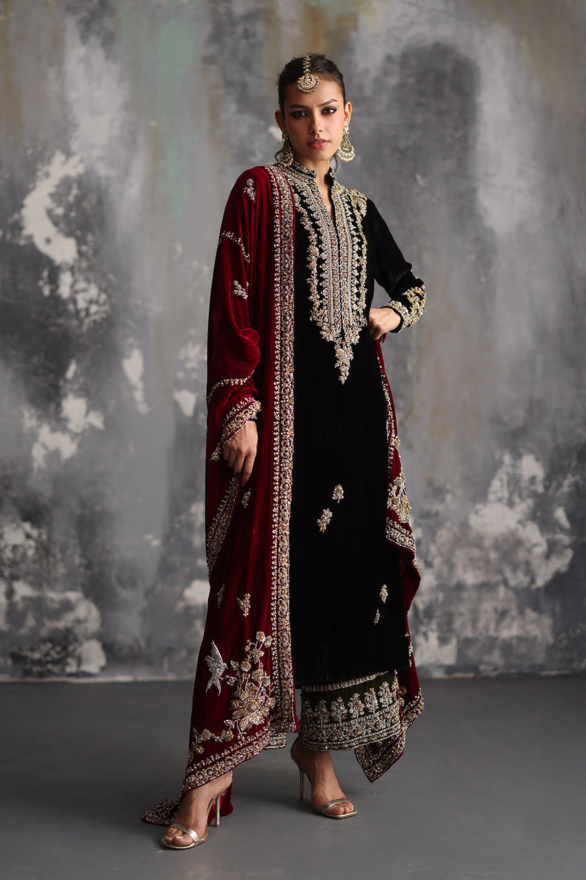 Atharva Heritage Regal Velvet Bloom: A Tapestry of Zardozi Elegance” SVHZ2398