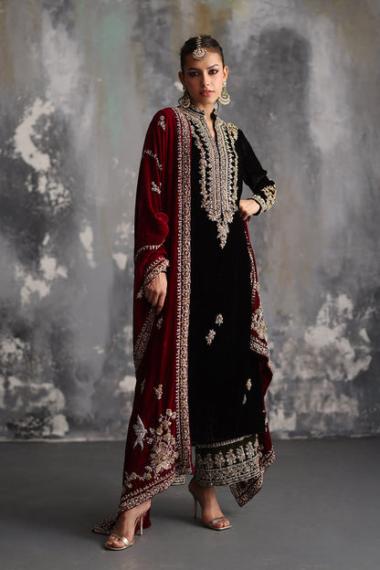 Atharva Heritage Regal Velvet Bloom: A Tapestry of Zardozi Elegance” SVHZ2398