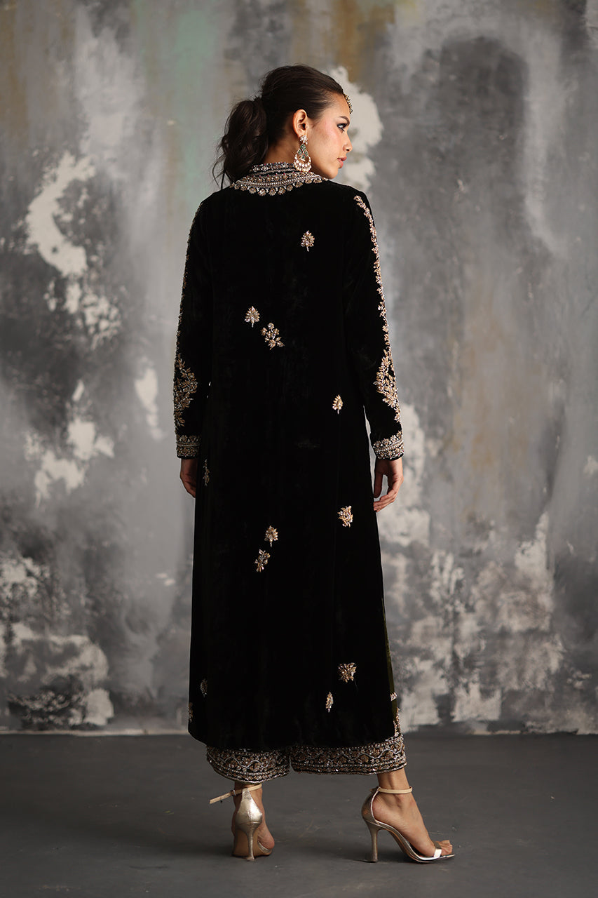 Atharva Heritage Regal Velvet Bloom: A Tapestry of Zardozi Elegance” SVHZ2398